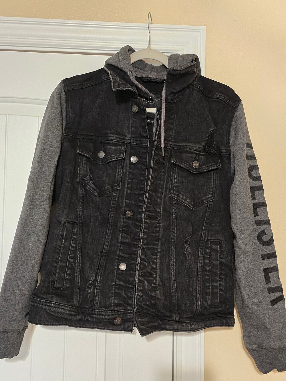 Hollister Mens Size Small HOLLISTER Sleeve Detail / Black and Gray